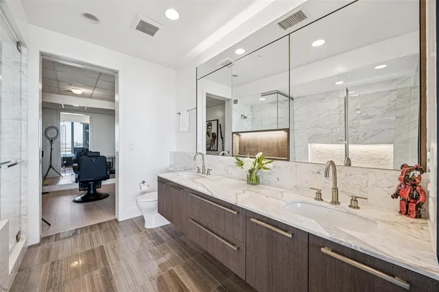 a en suite bathroom with a double sink and mirror