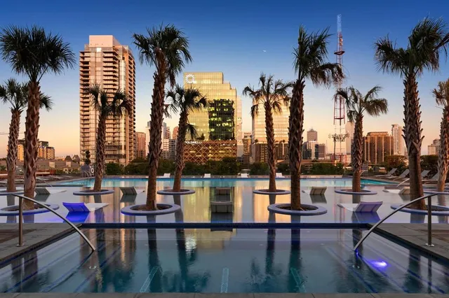 a view of a yard with sitting area