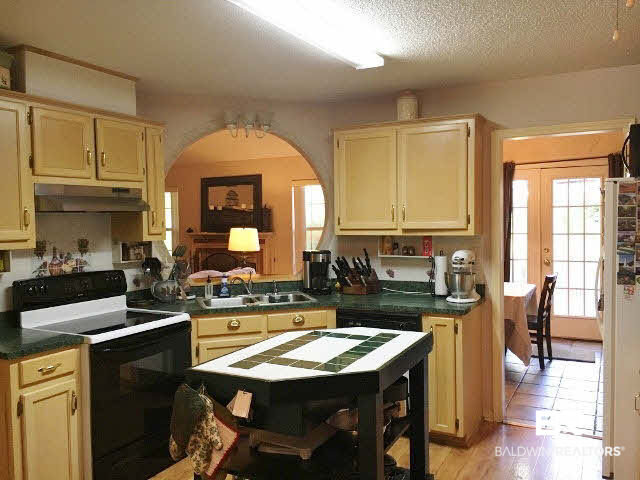 354 Ridgewood Drive Daphne, AL 36526 - Photo 9 of 27 Kitchen