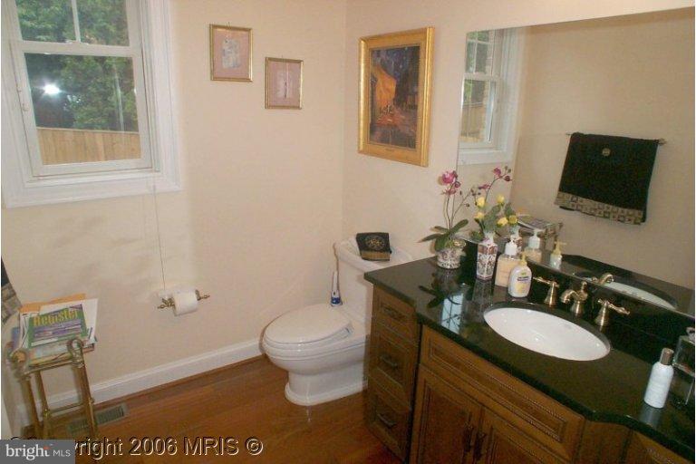 6541 Old Chesterbrook Road McLean, VA 22101 - Photo 6 of 16 Bath #2