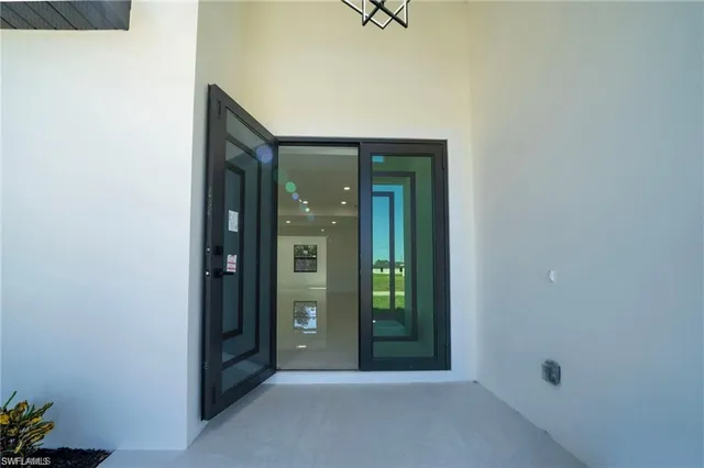 a view of entryway with livingroom