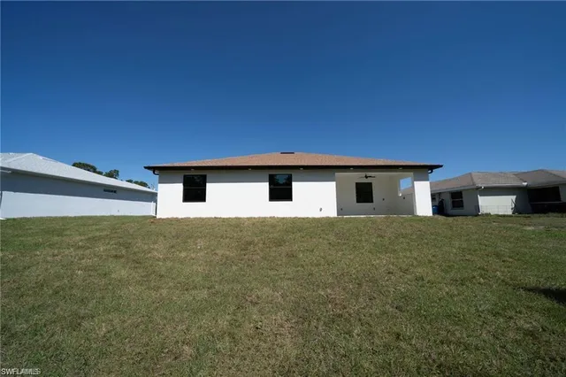a view of a backyard