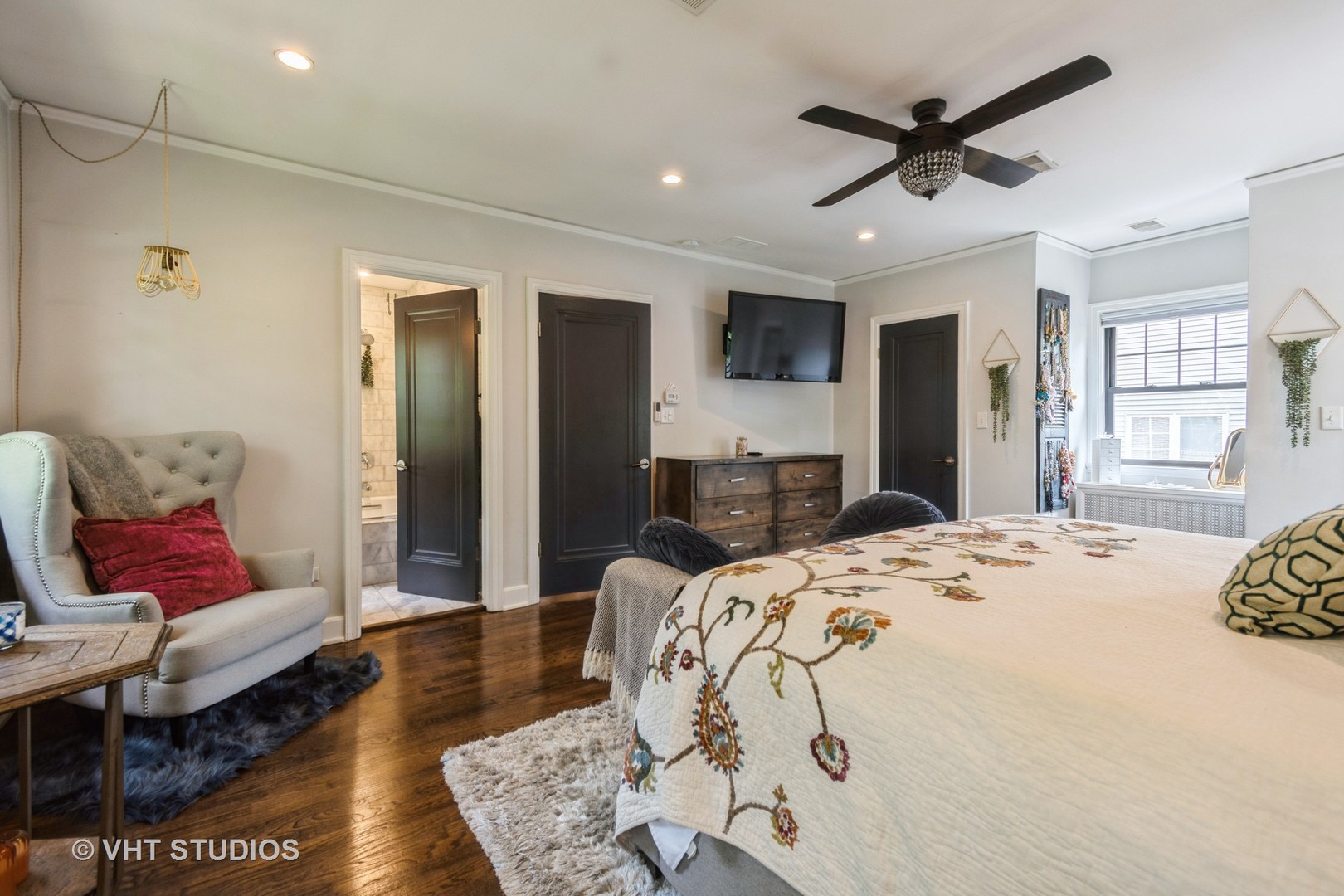 723 Gardner Road Flossmoor, IL 60422 - Photo 20 of 48 a bed room with a bed and a couch