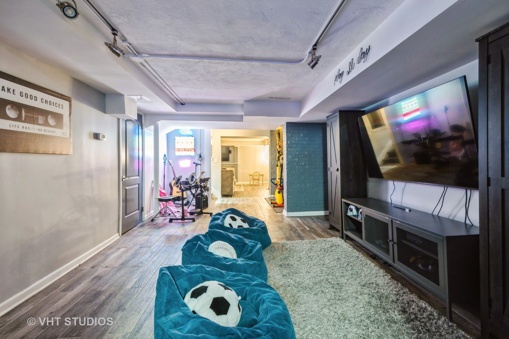 723 Gardner Road Flossmoor, IL 60422 - Photo 30 of 48 a living room with furniture and a flat screen tv