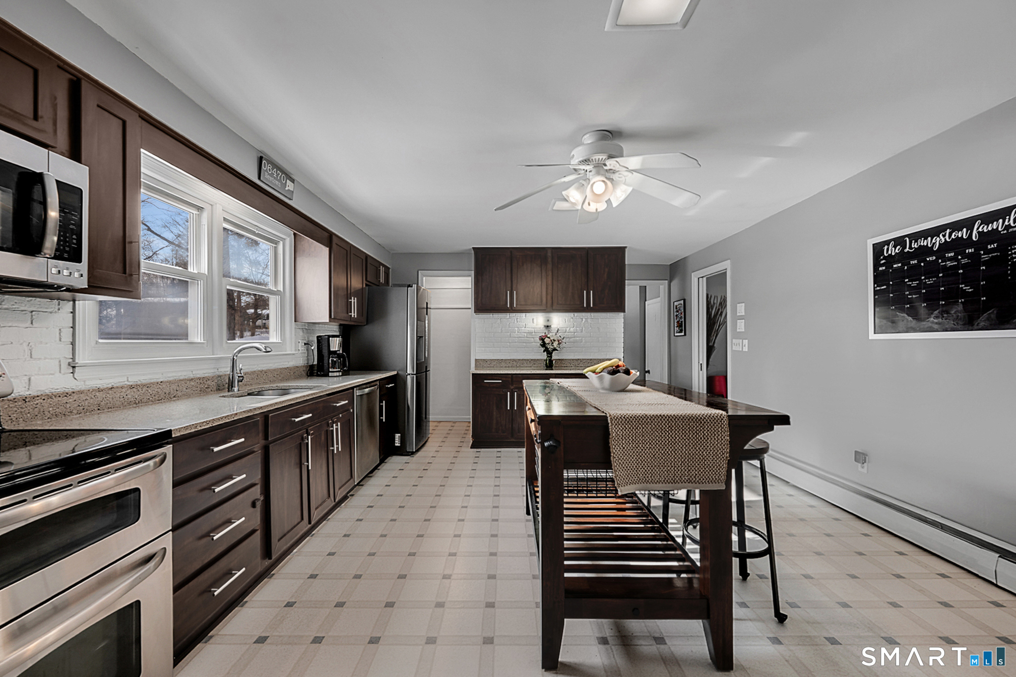 3 Grand Place Newtown, CT 06470 - Photo 10 of 40 The impressive oversized kitchen has the perfect balance of functionality and style. With plenty of room for a cozy breakfast nook or an eat-in area, this room is designed to accommodate your needs.