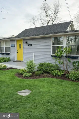a view of a house with a backyard