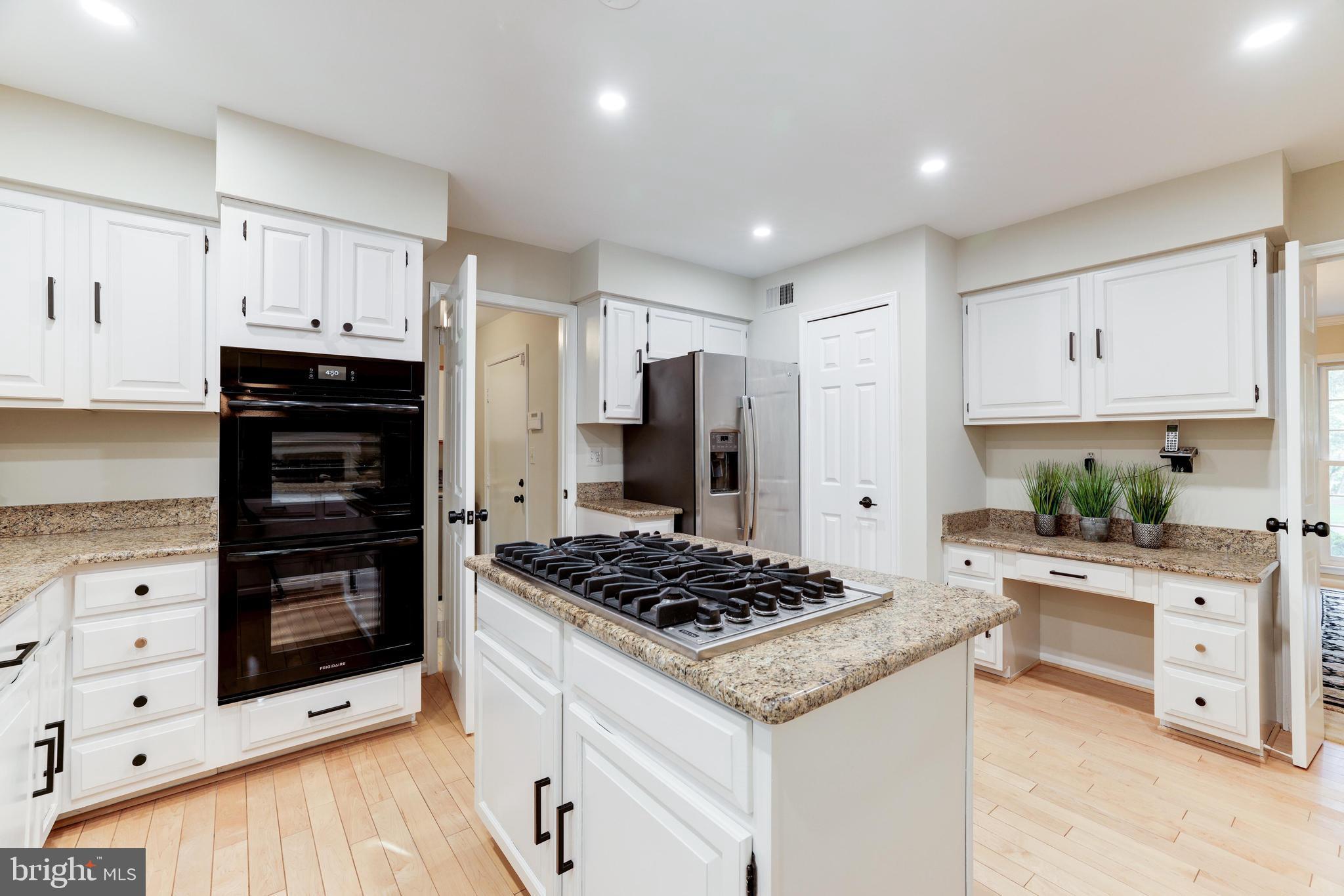 11913 State Rte 4707 Reston, VA 20191 - Photo 33 of 85 New double oven