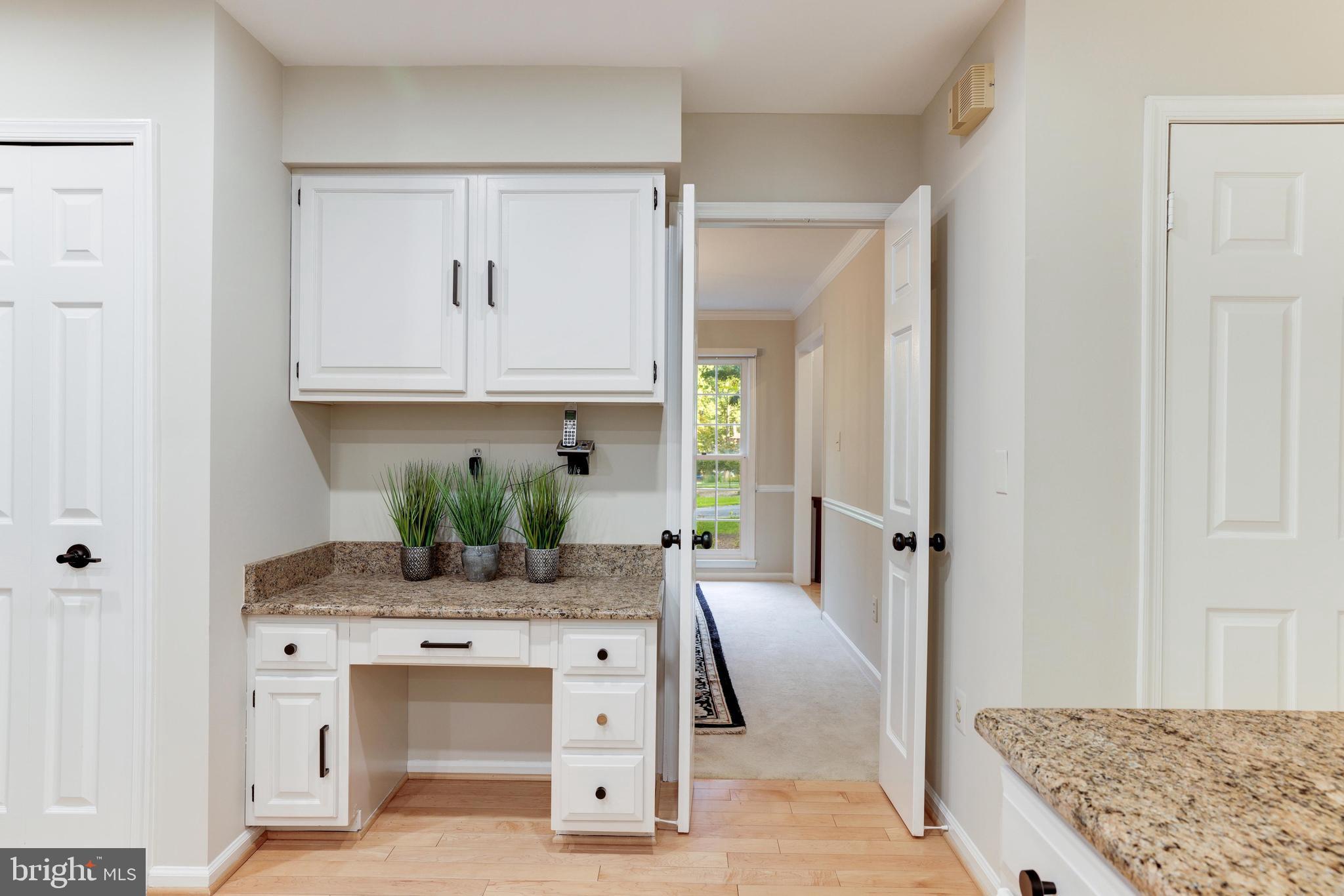 11913 State Rte 4707 Reston, VA 20191 - Photo 34 of 85 built-in desk