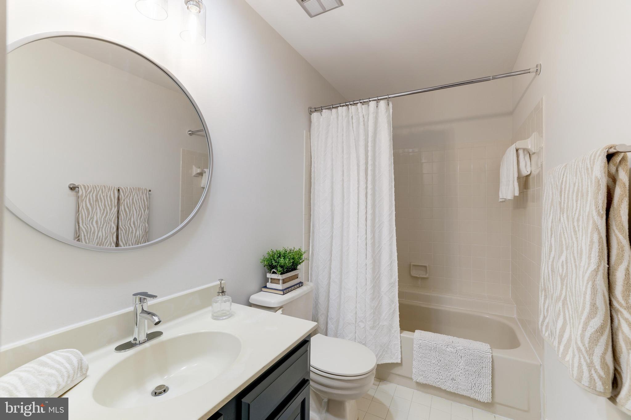 11913 State Rte 4707 Reston, VA 20191 - Photo 56 of 85 Upper Level Second Bathroom