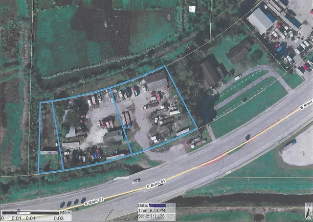 a view of entryway with a small yard