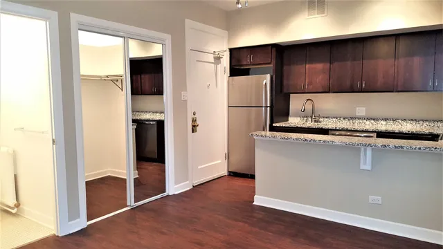 $1,400 | 432 West Belmont Avenue, Unit 102, Chicago, IL 60657