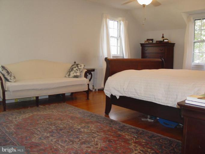 907 Kingston Road Baltimore, MD 21212 - Photo 11 of 23 Huge master bedroom, with 2 closets & bathroom.