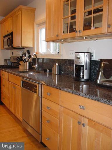 907 Kingston Road Baltimore, MD 21212 - Photo 19 of 23 Gorgeous granite counters, SS appl's, Maple cabs