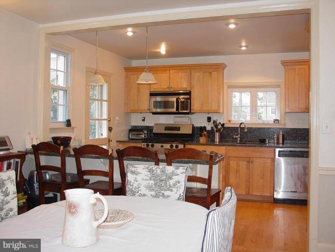907 Kingston Road Baltimore, MD 21212 - Photo 5 of 23 Maple cabinets, granite counters, great open space