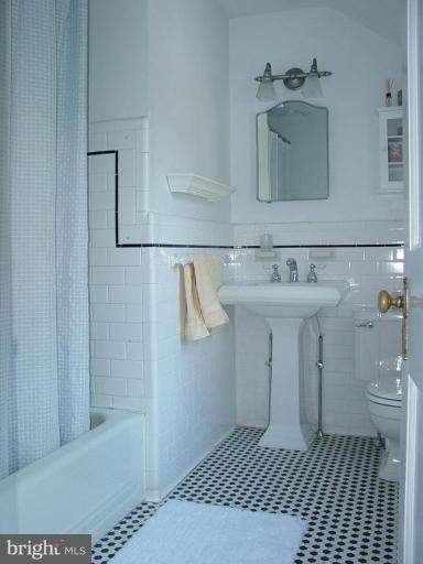 907 Kingston Road Baltimore, MD 21212 - Photo 9 of 23 Hall Bathroom, with some remodeling.