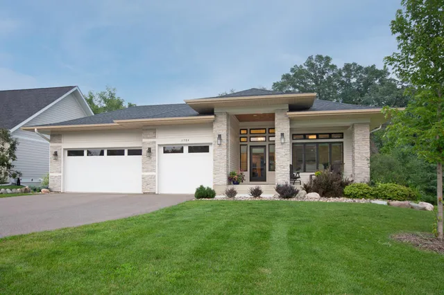 $1,250,000 | 11784 Azure Lane, Inver Grove Heights, MN 55077