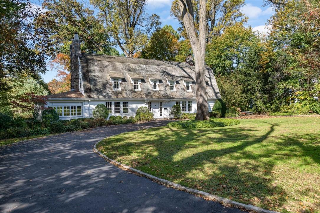 Welcome to 13 Cooper Road, in the prestigious Murray Hill Estate Area.