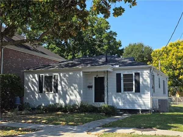 $2,300 | 552 Metairie Lawn Drive, Metairie, LA 70001