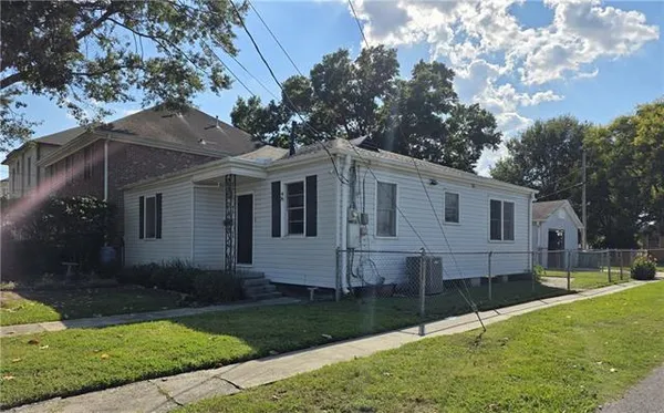 $2,300 | 552 Metairie Lawn Drive, Metairie, LA 70001