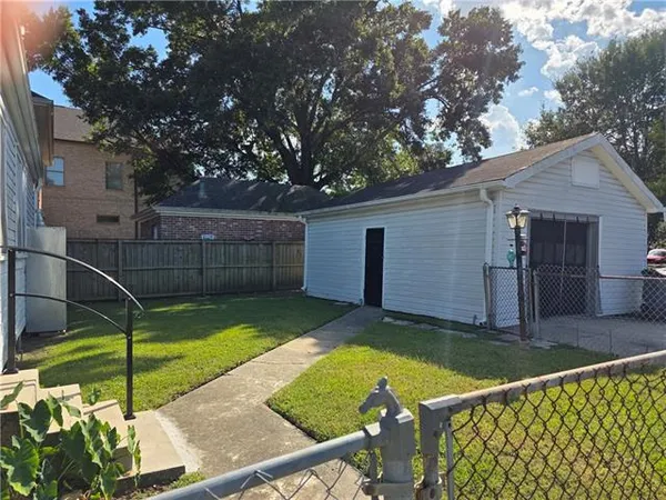 $2,300 | 552 Metairie Lawn Drive, Metairie, LA 70001