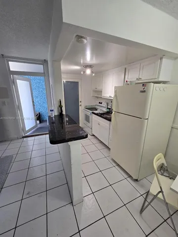 $319,000 | 335 Collins Avenue, Unit 302, Miami Beach, FL 33139