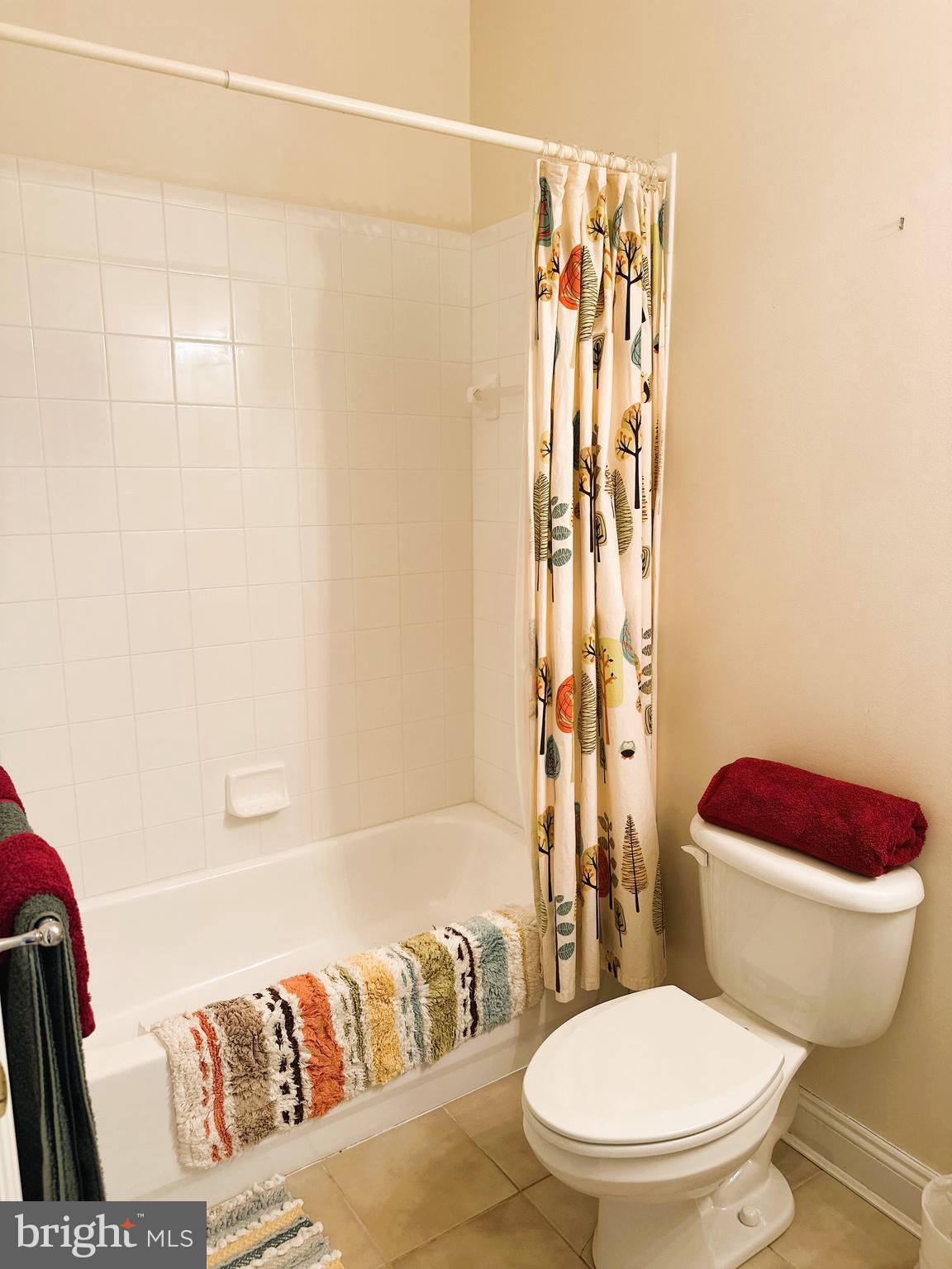 5 Oakley Street, Unit 102 Cambridge, MD 21613 - Photo 18 of 35 Hallway bath