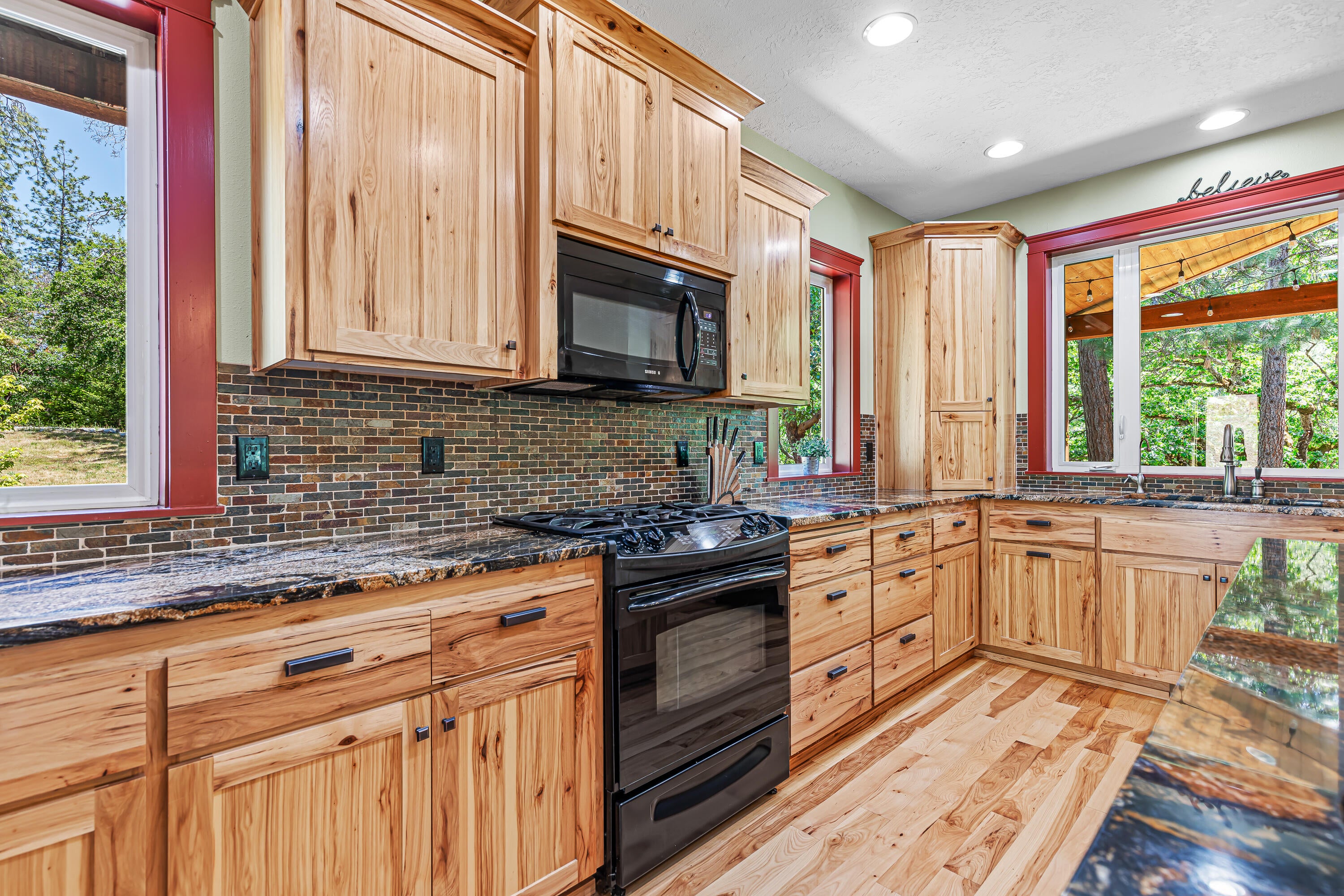 6036 Old Stage Road Central Point, OR 97502 - Photo 12 of 44 9R9A7568