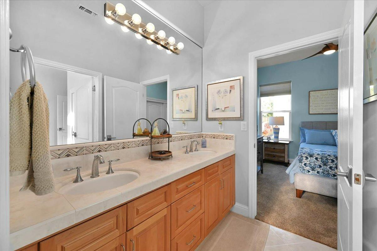 4574 North Quail Lake Drive Clovis, CA 93619 - Photo 38 of 77 a en suite bathroom with double sink and a mirror