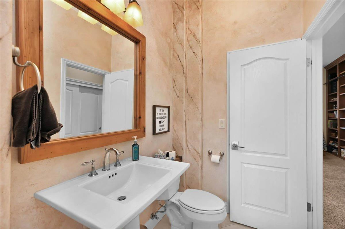 4574 North Quail Lake Drive Clovis, CA 93619 - Photo 44 of 77 a bathroom with a sink toilet and shower