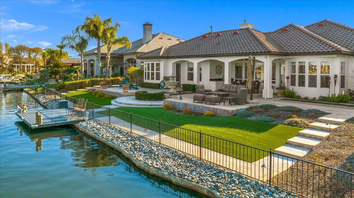 4574 North Quail Lake Drive Clovis, CA 93619 - Photo 63 of 77 a front view of a house with garden