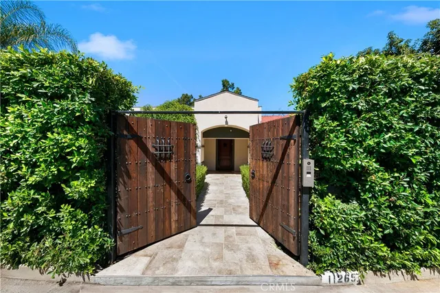 a view of a pathway of a house with wooden fence