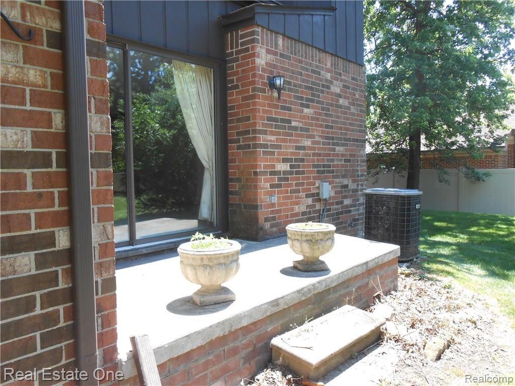 29346 Wellington Road West Southfield, MI 48034 - Photo 8 of 27