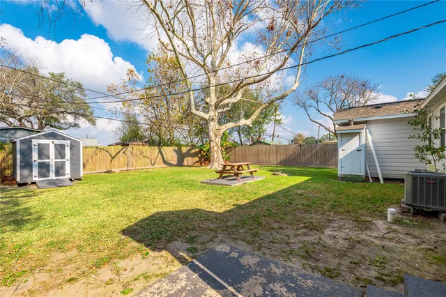 a view of back yard of the house
