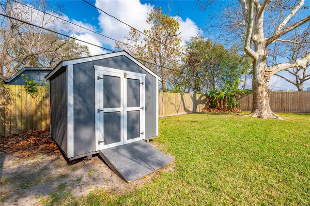 a view of a back yard of the house