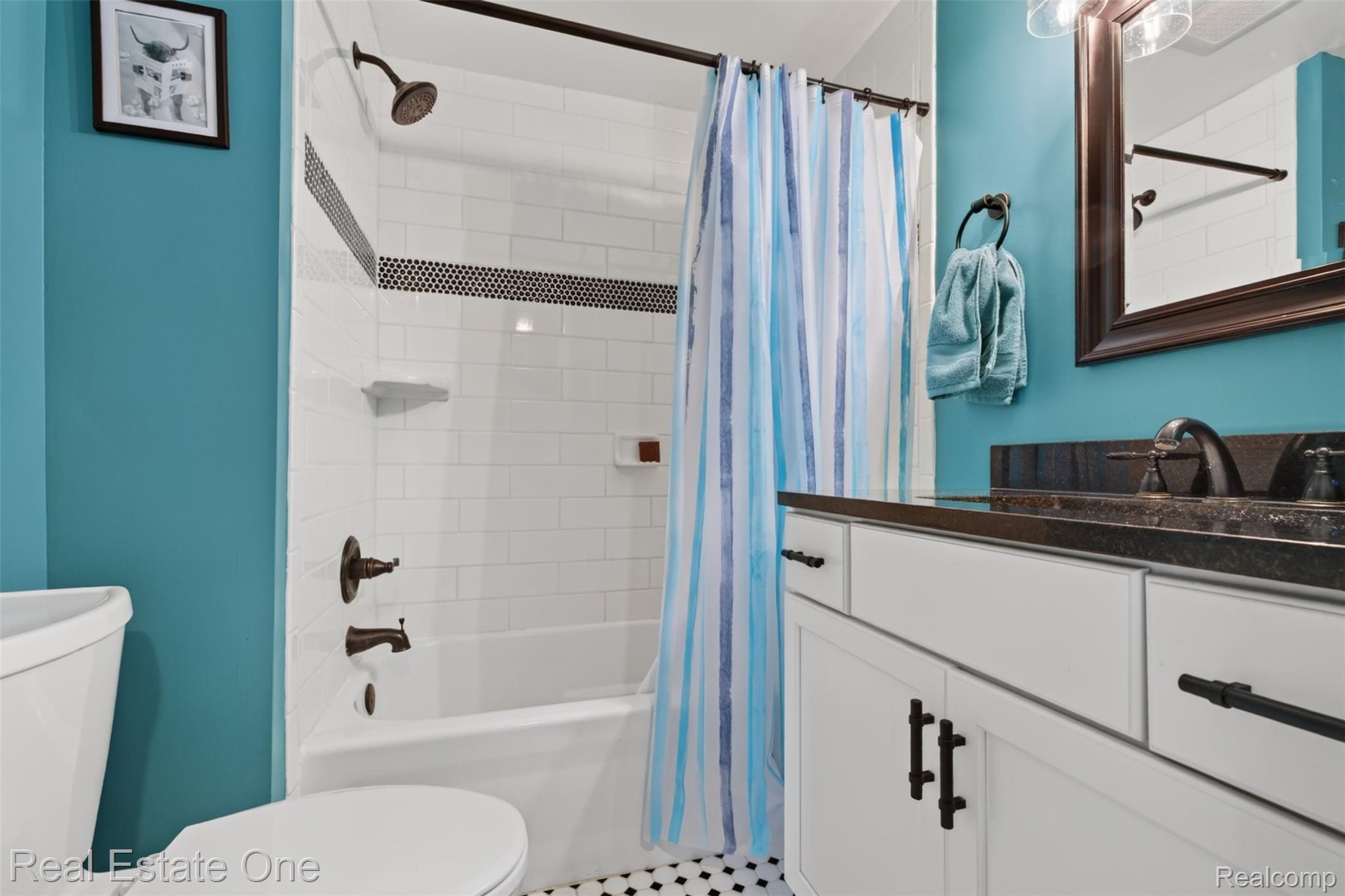 2355 South Sashabaw Road Ortonville, MI 48462 - Photo 28 of 57 34) Upstairs Bathroom.jpg