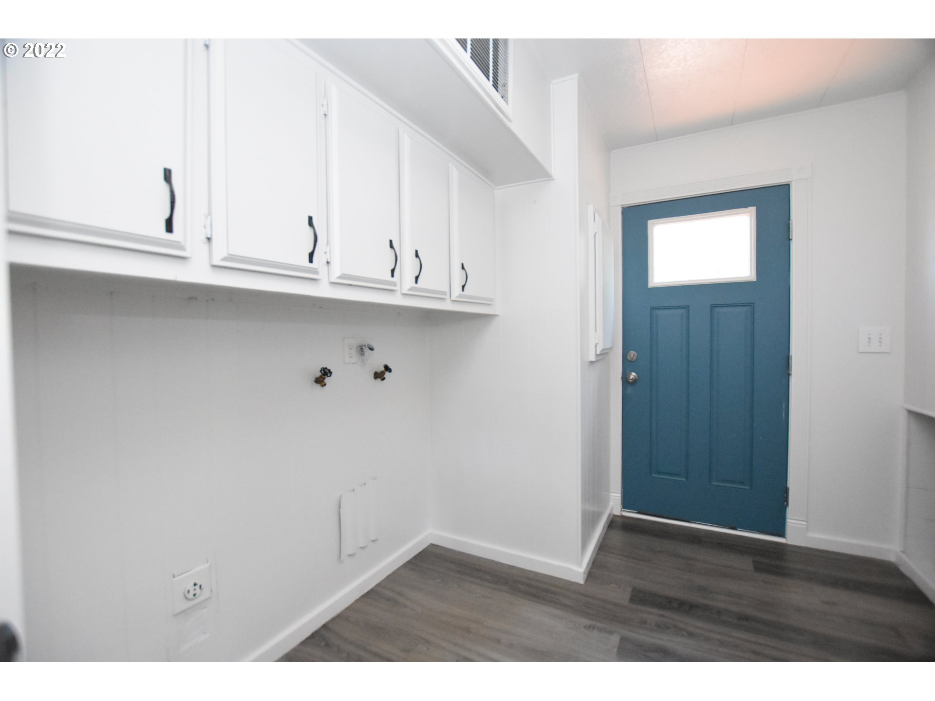 1629 Harbor Drive Springfield, OR 97477 - Photo 18 of 32 a view of kitchen with wooden floor