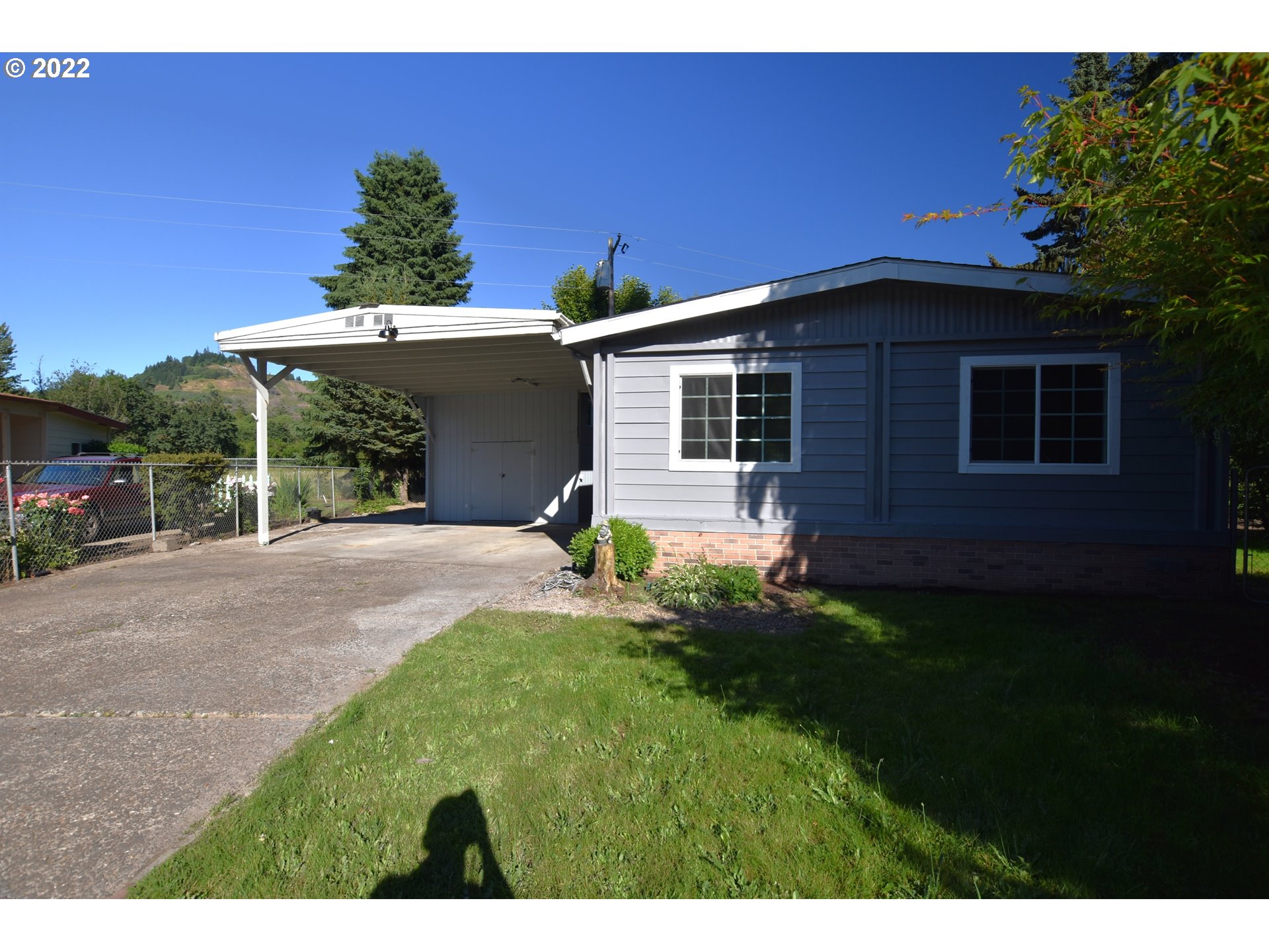 1629 Harbor Drive Springfield, OR 97477 - Photo 2 of 32 a front view of a house with garden