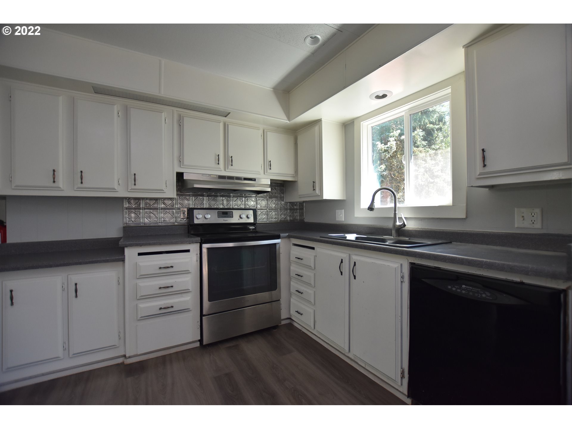 1629 Harbor Drive Springfield, OR 97477 - Photo 8 of 32 a kitchen with granite countertop white cabinets and white appliances