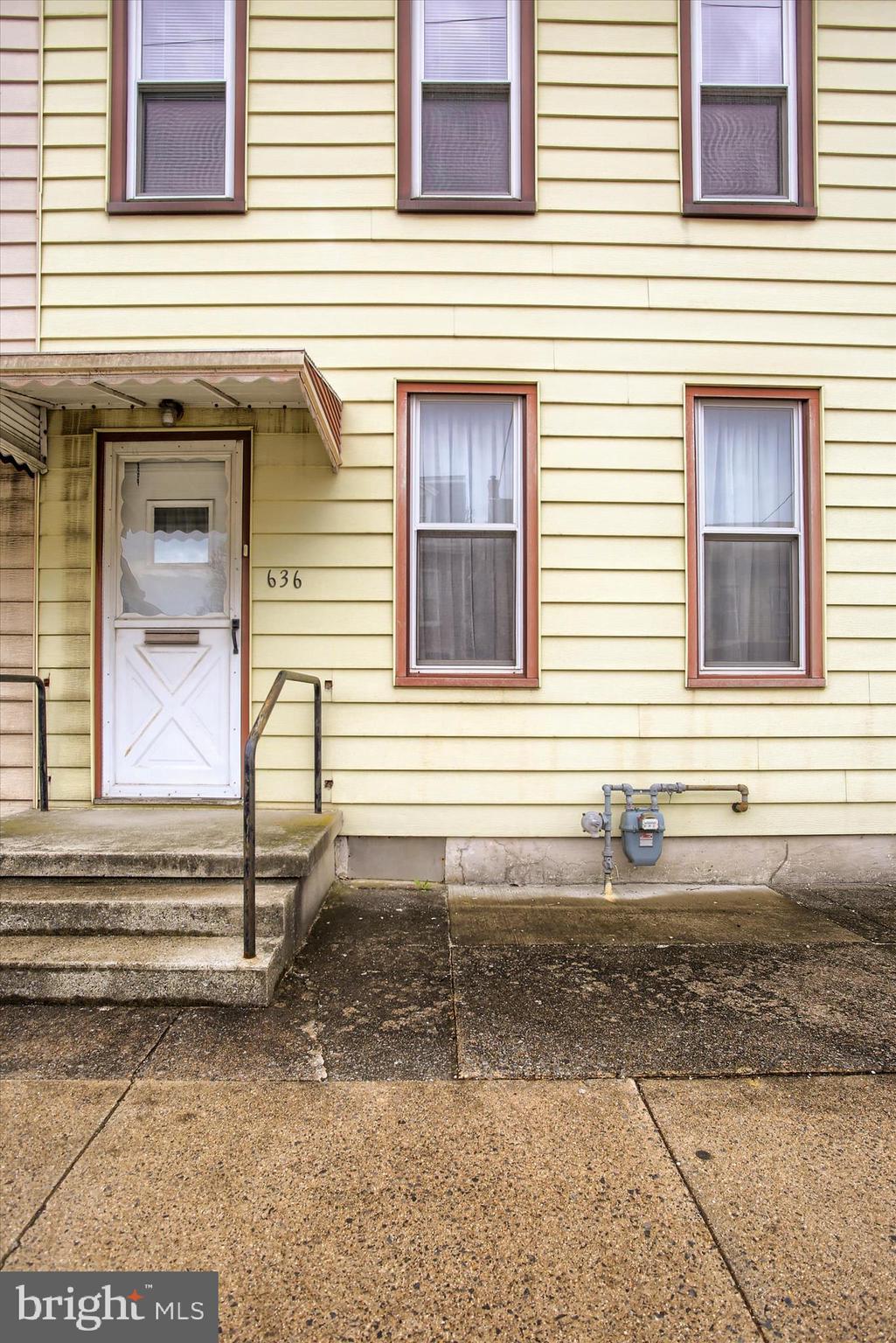 636 Walnut Street Lebanon, PA 17042 - Photo 2 of 33 a front view of a house