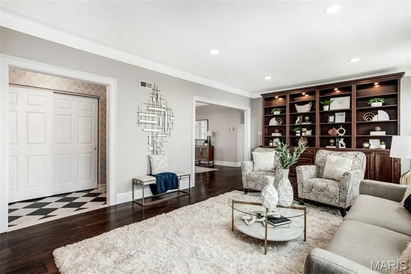$369,000 | 5510 Waterman Boulevard, Unit 602, St. Louis, MO 63112