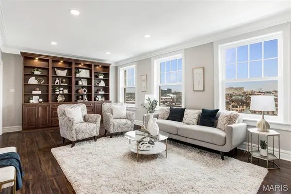 $369,000 | 5510 Waterman Boulevard, Unit 602, St. Louis, MO 63112