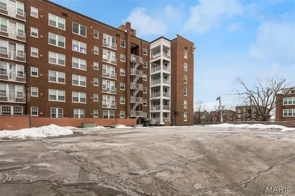 $369,000 | 5510 Waterman Boulevard, Unit 602, St. Louis, MO 63112