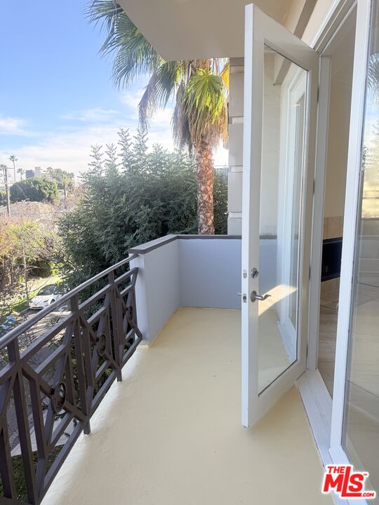 345 South Reeves Drive, Unit 301 Beverly Hills, CA 90212 - Photo 5 of 18