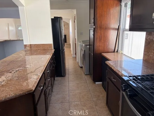 $4,995 | 18730 Collins Street, Tarzana, CA 91356
