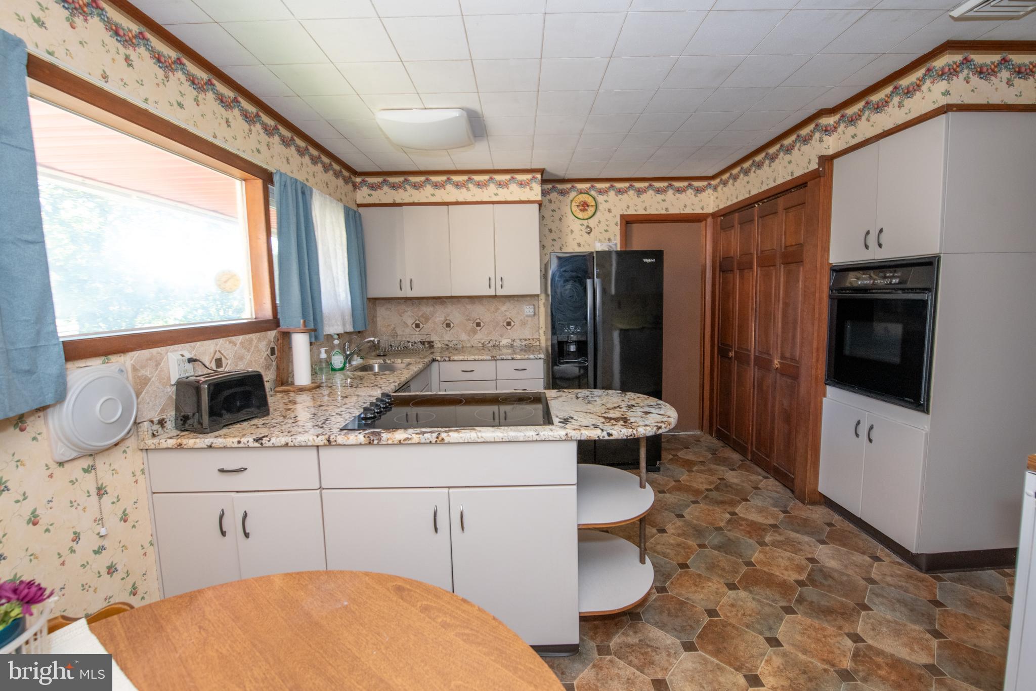 87 Fieldstone Road Levittown, PA 19056 - Photo 2 of 37 Gallery Image 2