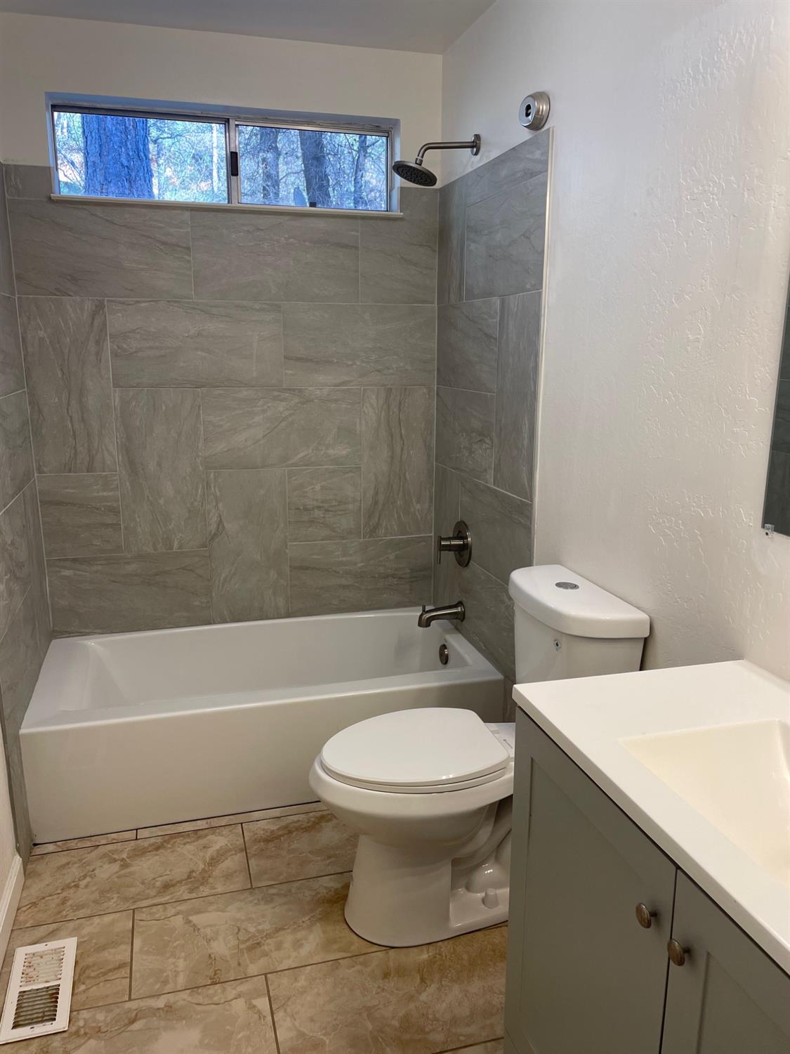 581 Haines Road Auburn, CA 95602 - Photo 13 of 52 Hallway bathroom tub with shower over tasteful colors.