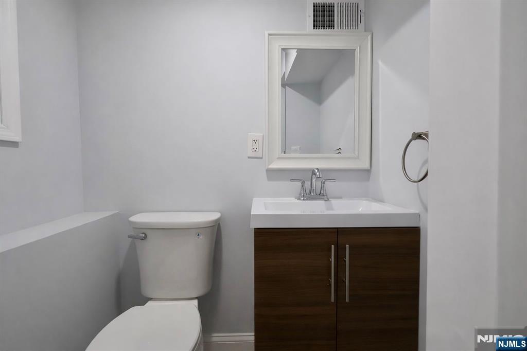 86 Howland Avenue Teaneck, NJ 07666 - Photo 38 of 50
