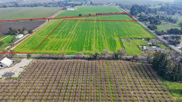 an aerial view of a tennis ground