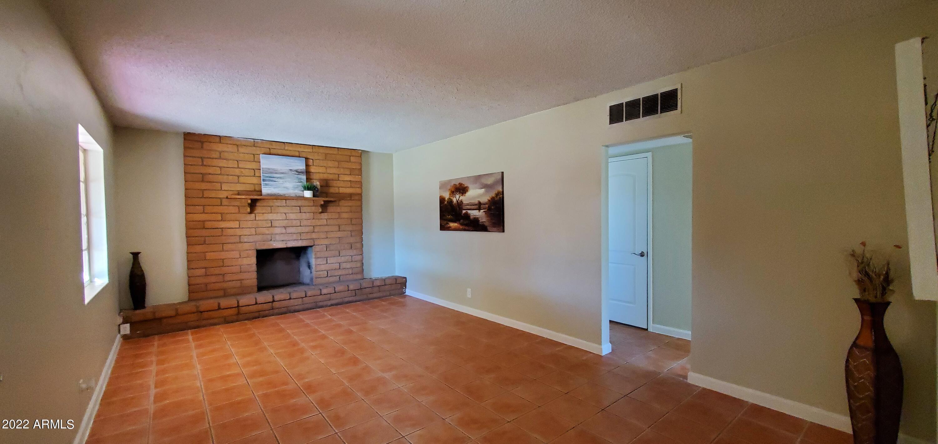 40 West Riverside Street Phoenix, AZ 85041 - Photo 4 of 19 Living room