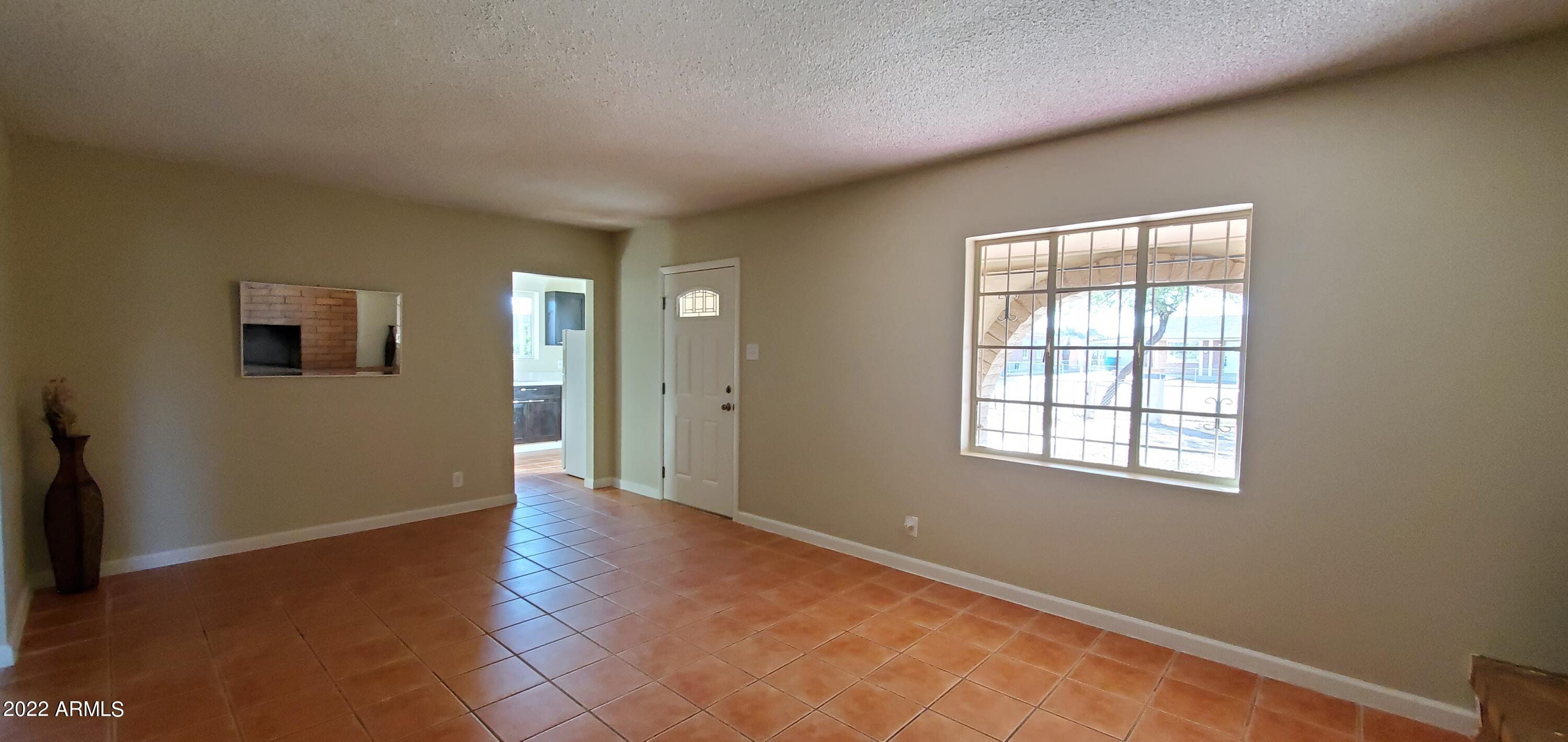 40 West Riverside Street Phoenix, AZ 85041 - Photo 5 of 19 Living room